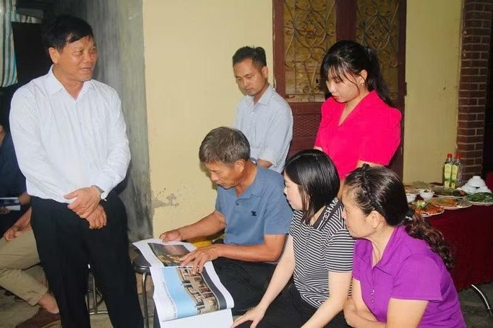 Ông Bùi Đức Giang, Tổng Giám đốc Công ty Thương mại-Xây dựng số 6 trao đổi với nhân dân thôn Thanh Trường về mẫu thiết kế nhà ở xã hội đang được Công ty triển khai.