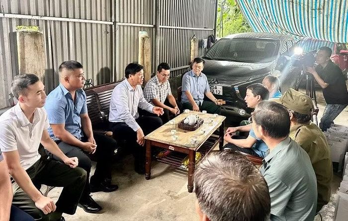 Các đồng chí lãnh đạo xã Thanh Yên cùng nhà đầu tư cung cấp thông tin cụ thể, rõ ràng về các dự án và vùng quy hoạch dự án đến cán bộ, nhân dân thôn Thanh Trường.