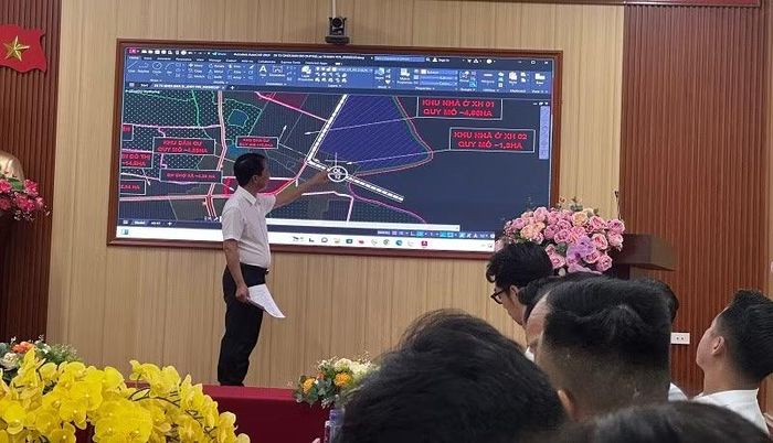 Đồng chí Nguyễn Ngọc Tuấn, Chủ tịch Ủy ban nhân dân xã Thanh Yên giới thiệu đến nhà đầu tư các dự án cụm công nghiệp, nhà ở xã hội đã được xã Thanh Yên quy hoạch, kêu gọi.