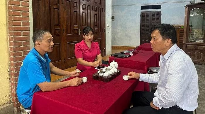 Bí thư Chi bộ thôn Thanh Trường Nguyễn Văn Lượng (áo xanh) trao đổi với nhà đầu tư về sự đồng thuận và mong muốn của người dân trong thôn về việc triển khai dự án xây dựng nhà ở xã hội tại địa bàn.
