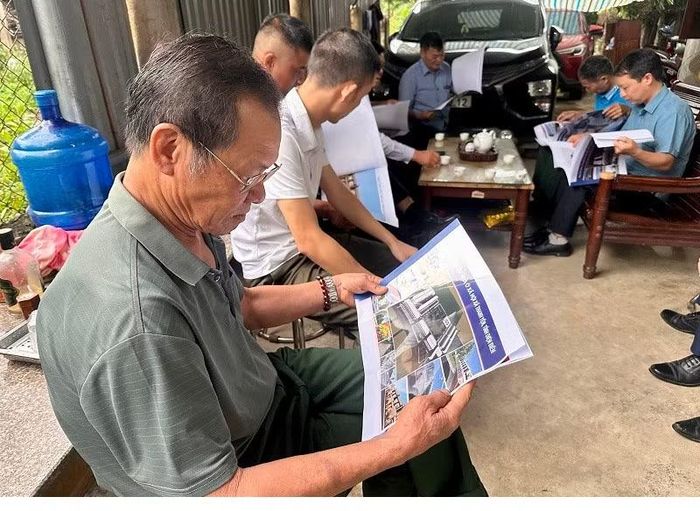 Người dân thôn Thanh Trường tìm hiểu các thông tin đầu tư dự án nhà ở xã hội do Công ty Thương mại-Xây dựng số 6 đang thực hiện trên địa bàn.