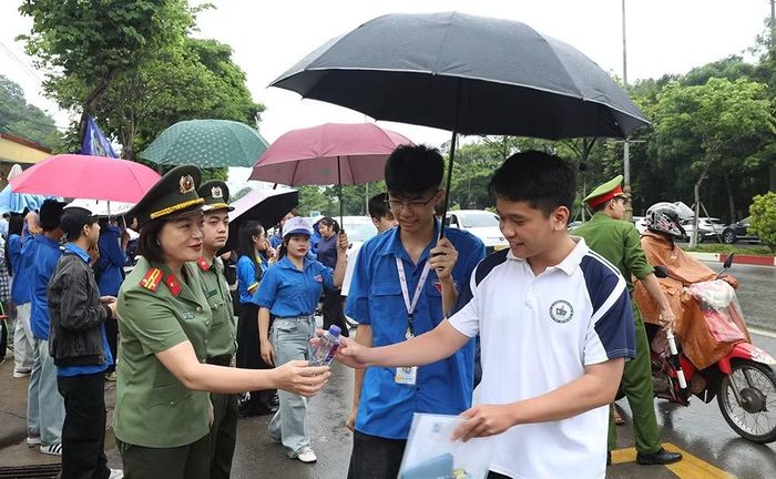 Lực lượng công an Sơn La phát nước uống cho các thí sinh tại các điểm thi.