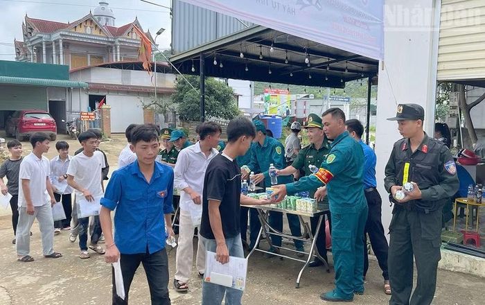 Hình ảnh thân thiện, trách nhiệm của lực lượng hỗ trợ thi đã để lại nhiều ấn tượng đẹp trong lòng phụ huynh và học sinh.