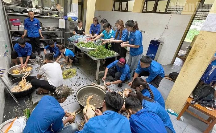 Cùng với tham gia hỗ trợ tại các khu vực thi, lực lượng đoàn viên thanh niên trong tỉnh còn tham gia nấu ăn miễn phí cho các thí sinh tại khu vực biên giới.