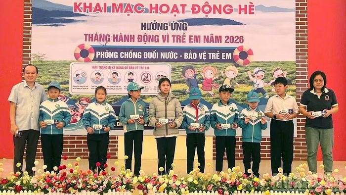 Phường Xuân Trường-Đà Lạt trao các suất học bơi miễn phí cho học sinh.