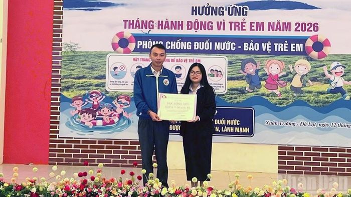 Trung tâm ngoại ngữ Why Me trao tặng 5 suất học miễn phí ba tháng hè cho các học sinh có hoàn cảnh khó khăn.