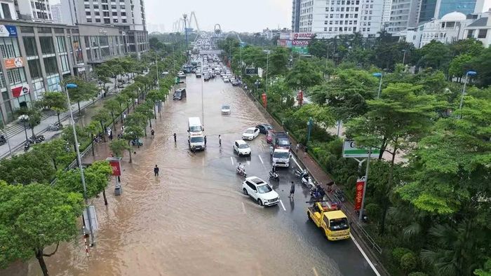 Đường Võ Chí Công luôn là tâm điểm ngập mỗi khi có những trận mưa lớn trút xuống, tuyến kênh Thụy Phương được kỳ vọng giải được bài toán úng ngập cho khu vực tây bắc Thủ đô. (Ảnh: Hữu Chánh)