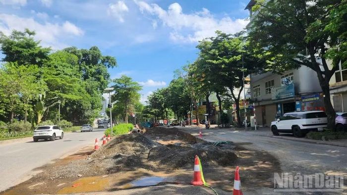 Tiến độ thi công kênh Thụy Phương hết sức khẩn trương đang dần trả lại mặt bằng giao thông cho các phương tiện lưu thông.