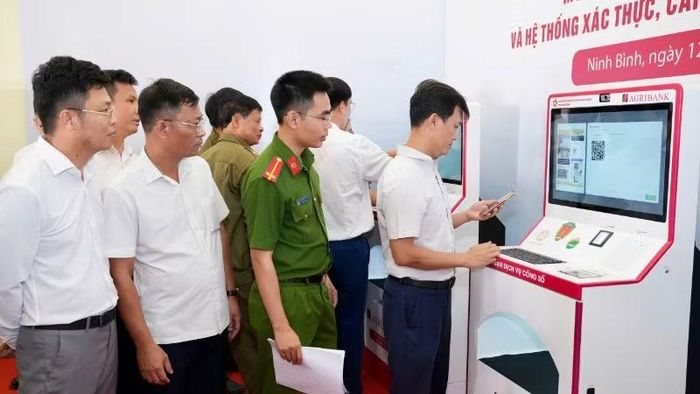 Người dân trải nghiệm thực tế Kiosk thông minh.