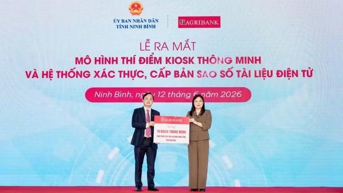 Lãnh đạo Agribank trao biểu trưng cho lãnh đạo tỉnh Ninh Bình.
