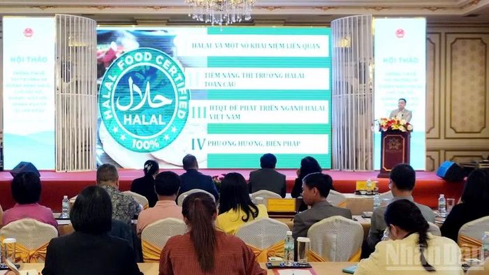 Đại biểu trình bày tham luận tại hội thảo.