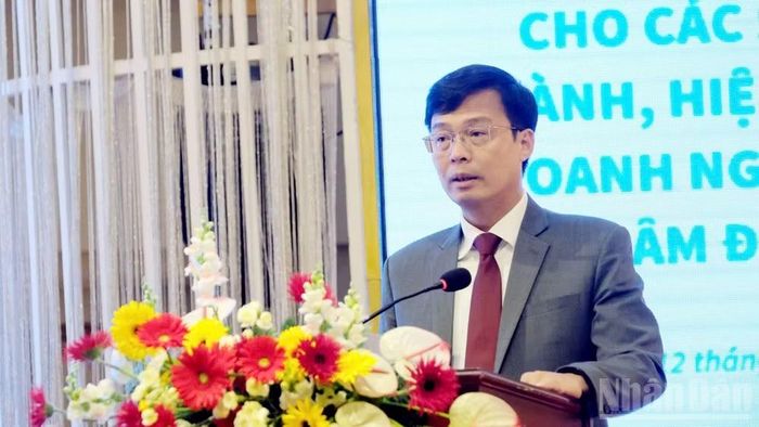 Phó Chủ tịch Ủy ban nhân dân tỉnh Lâm Đồng Đinh Văn Tuấn phát biểu tại hội thảo.