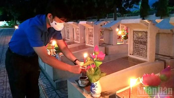 Đoàn viên Cà Mau thắp nến tri ân tại Nghĩa trang liệt sĩ tỉnh.