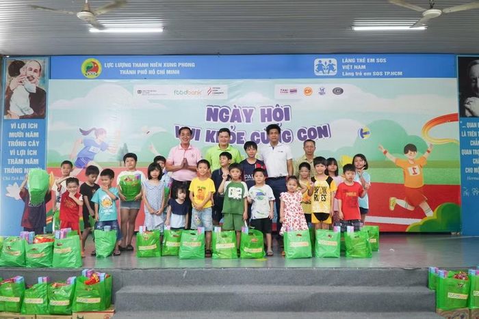 Các đơn vị trao quà cho các trẻ em.