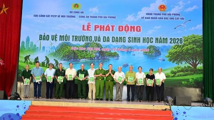 Ban Tổ chức trao quà tặng các gia đình chính sách.