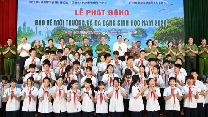 Đông đảo học sinh đặc khu Cát Hải tham gia lễ phát động.