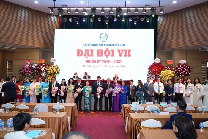 Ban Chấp hành Hội Kế hoạch hóa gia đình Việt Nam khóa VII ra mắt Đại hội.