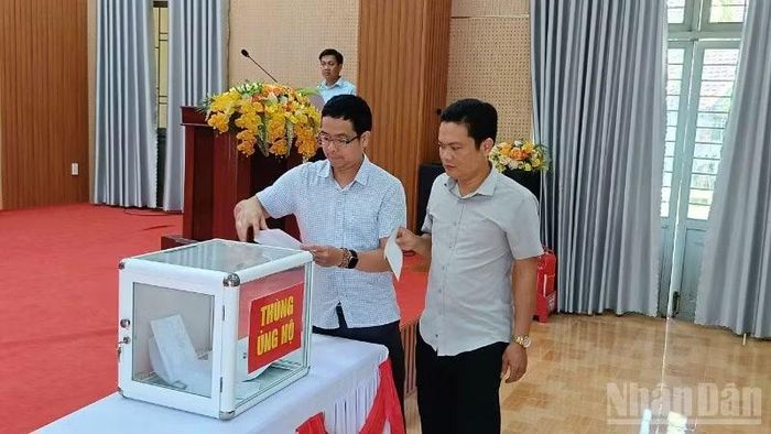 Cán bộ, công chức, viên chức xã Sơn Cẩm Hà tham gia ủng hộ tại buổi phát động.