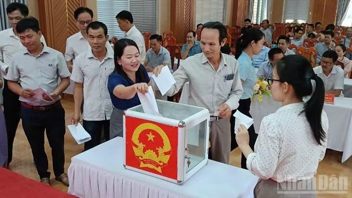 Tại buổi lễ phát động, các tập thể, cán bộ công chức, viên chức xã Sơn Cẩm Hà ủng hộ 34,7 triệu đồng.
