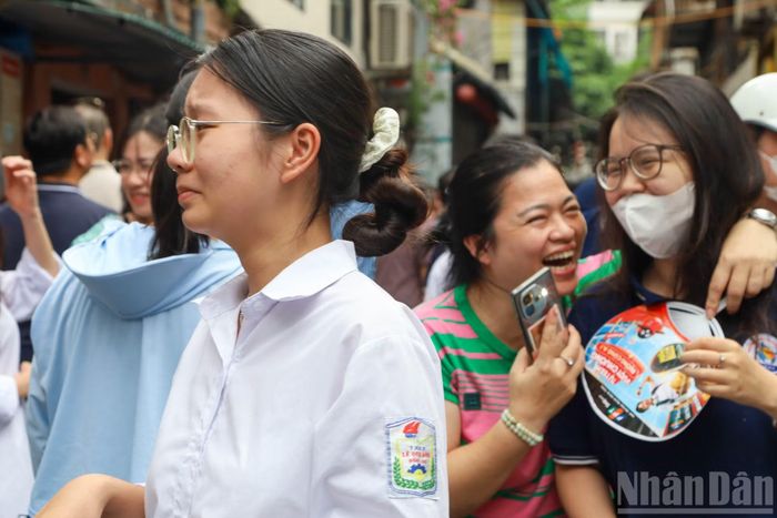 Ra khỏi điểm thi có thí sinh rạng rỡ thở phào nhưng cũng có em bối rối che mặt khóc vì kết quả chưa như ý.