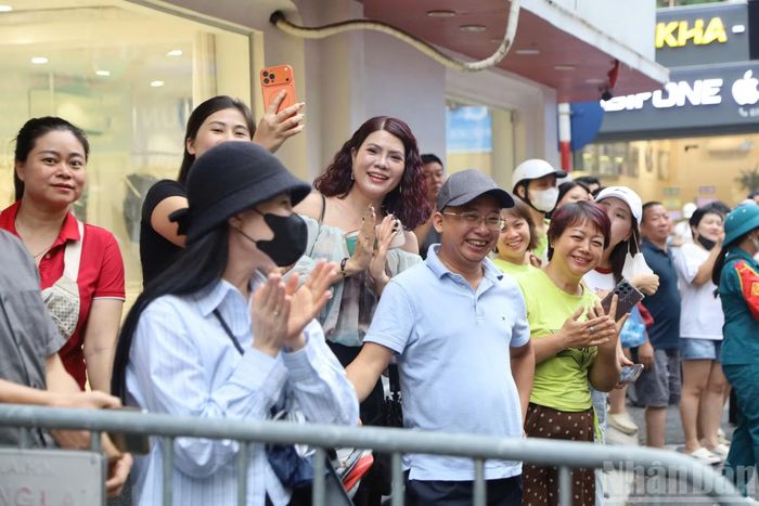 Dù thời gian làm bài còn chưa kết thúc, nhiều phụ huynh đã có mặt phía bên ngoài hàng rào chắn tại điểm Trường trung học phổ thông Kim Liên, phường Kim Liên. Ánh mắt ai nấy đều đổ dồn về phía cánh cổng trường, ngóng đợi hình bóng con mình bước ra.