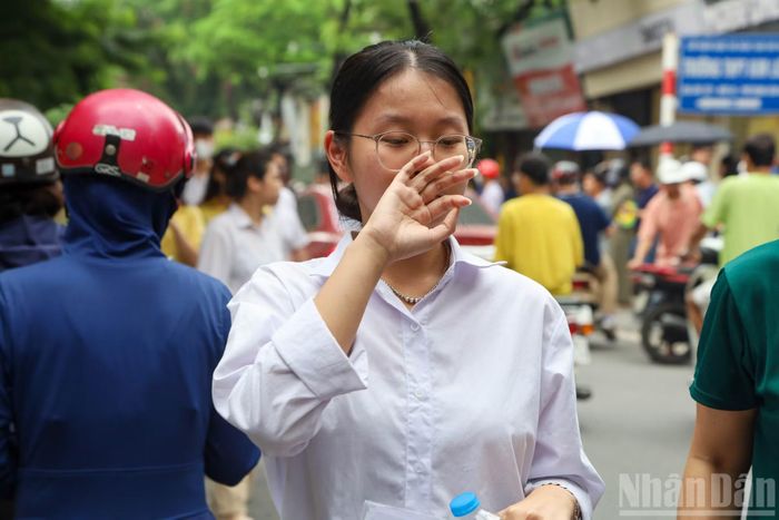 Đa phần các em nhận định đề thi dài, nhiều môn có những kiến thức các em chưa ôn tập hết.