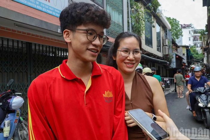 Em Mai Quốc Triệu, học sinh Trường trung học phổ thông Kim Liên, phường Kim Liên cho biết, đề thi Toán năm nay khá vừa sức. “Em tự tin được từ 9 đến 9,5 điểm”, Quốc Triệu vui mừng chia sẻ.