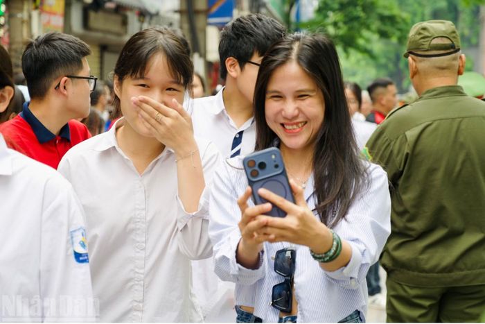 Đề văn năm nay được các thí sinh đánh giá không quá khó, nhiều em cho biết có thể đạt điểm 7 đến 8. (Ảnh: TRANG HÀ)