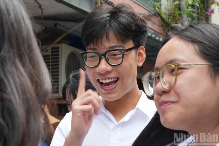 Tại các điểm thi, niềm hân hoan, vui mừng hiện rõ trên gương mặt của các thí sinh sau khi hoàn tất kỳ thi quan trọng.