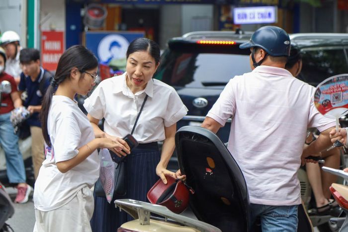 Phụ huynh tranh thủ dặn dò các thí sinh trước giờ vào phòng thi.