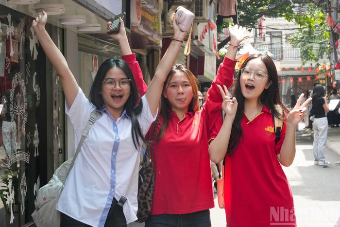 Vẻ tự tin sau khi hoàn tất bài thi cũng hiện rõ trên gương mặt các sĩ tử.