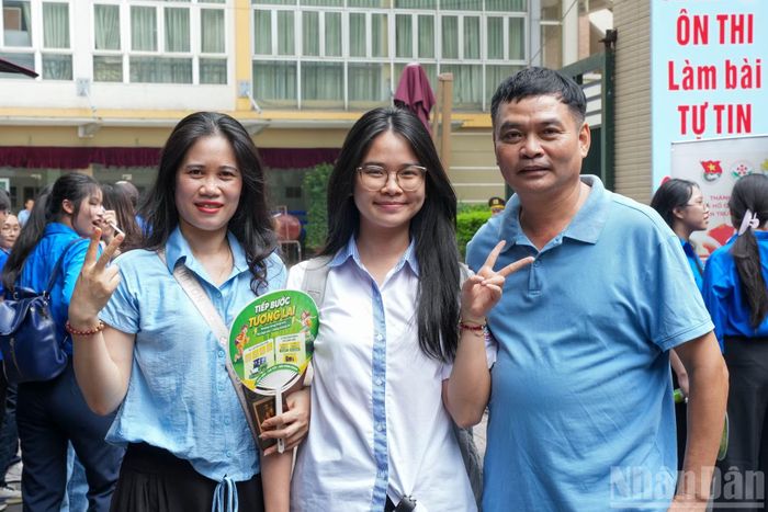 Nhiều thí sinh cũng nán lại sân trường để cùng gia đình lưu giữ những khoảnh khắc đáng nhớ.