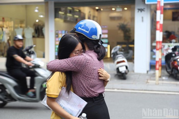 Những cái ôm thật chặt, những lời động viên của mẹ là nguồn động lực lơn giúp con vượt qua những thời khắc khó khăn. (Ảnh: TRANG HÀ)