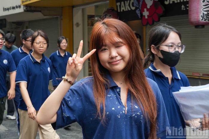 Em Lưu Hà An, học sinh Trường trung học phổ thông Văn Lang, phường Ô Chợ Dừa, thành phố Hà Nội, cho biết em lựa chọn 2 môn Lịch sử và Địa lý để hoàn thành kỳ thi của mình. Đánh giá về đề thi, An nhận định đề không quá khó và tự tin có thể nắm chắc trong tay điểm 7 hoặc 8. (Ảnh: THÁI TUÂN)