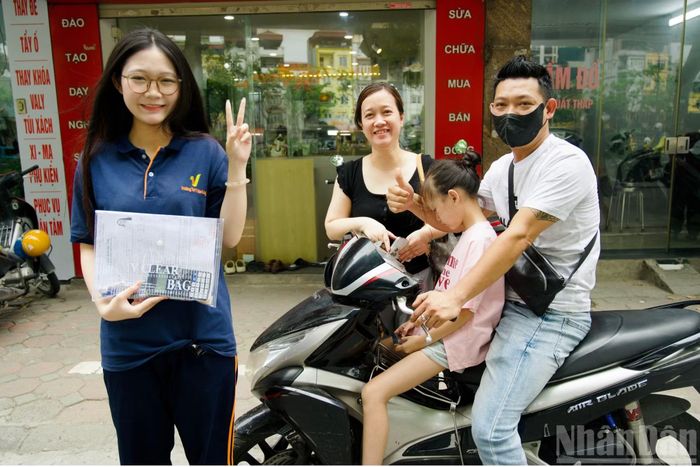 Sáng 11/6, các thí sinh thi môn Ngữ Văn. Theo ghi nhận, cả phụ huynh và thí sinh đều có chung tâm lý thoải mái.