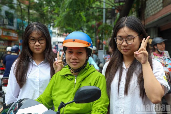 Chiều cùng ngày, các thí sinh bước vào ca thi môn Toán