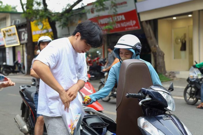 Phụ huynh cùng con kiểm tra lại dụng cụ học tập trước khi thí sinh vào điểm thi.