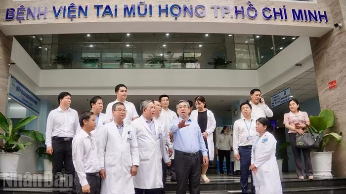 Phó Bí thư Thành ủy Nguyễn Phước Lộc trao đổi với ban lãnh đạo Bệnh viện Tai Mũi Họng.