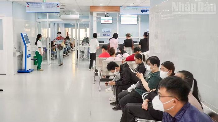 Người dân đến khám bệnh tại cơ sở mới được bàn giao cho Bệnh viện Tai Mũi Họng Thành phố.
