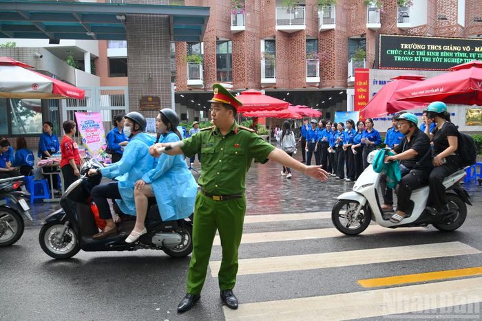 Không ngại nắng, mưa, các chiến sĩ đã túc trực tại điểm thi, phân luồng và bảo đảm an toàn, giao thông thông suốt.