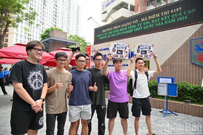 "Ê-kip cổ động viên" đáng yêu túc trực trước điểm thi.