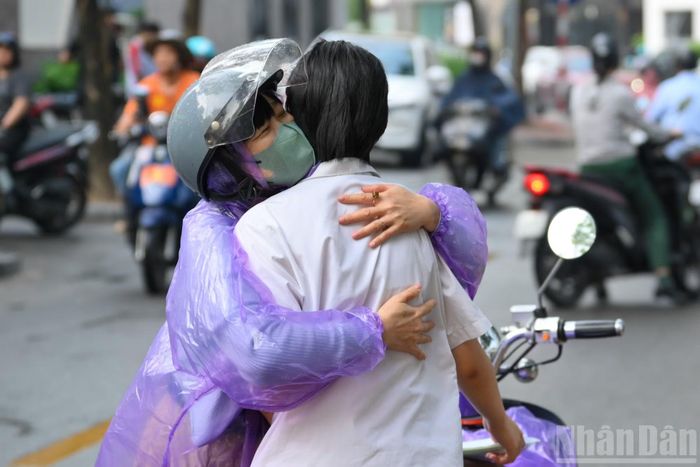 Cái ôm ấm áp của mẹ dành cho cô con gái nhỏ.