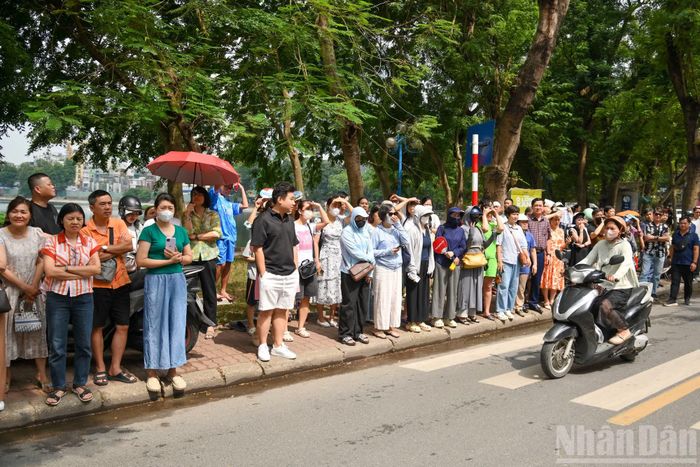 Hàng dài phụ huynh kiên nhẫn đứng chờ con em - hình ảnh quen thuộc trong những mùa thi.