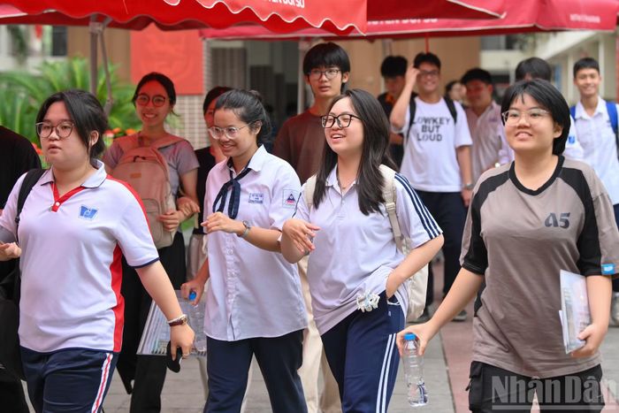 Kết thúc kỳ thi, thí sinh hân hoan khi hoàn thành một dấu mốc quan trọng trên chặng đường học tập.