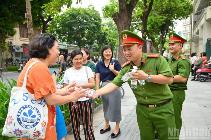 Kỳ thi này diễn ra an toàn, suôn sẻ một phần là nhờ sự góp sức, hỗ trợ từ các chiến sĩ công an.
