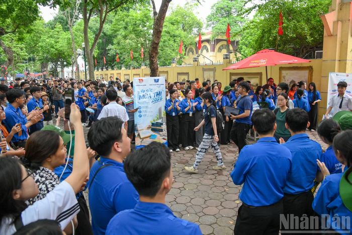 Những tràng pháo tay, lời tán dương, khích lệ từ đội ngũ tình nguyện viên dành cho các sĩ tử.