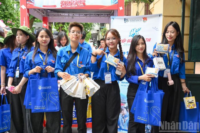 Sức "nóng" tại các điểm thi còn được xoa dịu bởi đội ngũ thanh niên tình nguyện đầy năng động.