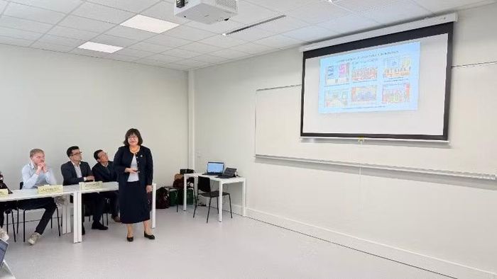 Phó Hiệu trưởng Trường đại học Y Dược Nguyễn Thị Anh Thu trao đổi về những nội dung cụ thể trong thỏa thuận hợp tác giữa hai bên.