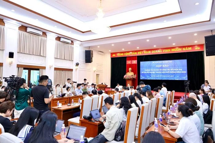 Quang cảnh buổi họp báo của Bộ Giáo dục và Đào tạp chiều 12/6