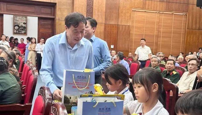 Đồng chí Lê Văn Lương, Chủ tịch Ủy ban nhân dân tỉnh Điện Biên trao quà tặng các cháu học sinh.